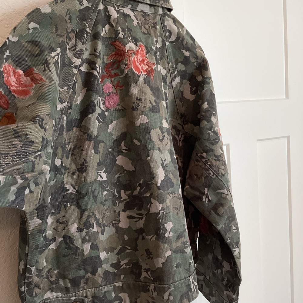 🌹Anthropologie Camouflage Denim Utility Jacket Pilcro New Floral Embroidered - Picture 12 of 15